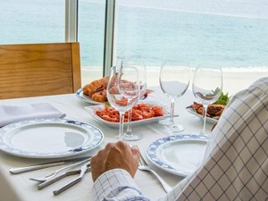 Bienvenida primavera: ¡celébrelo con una comida con vistas al mar!