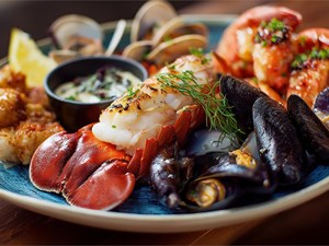 De la ría a su plato: el viaje de nuestros pescados y mariscos con nuestro servicio de comida para llevar