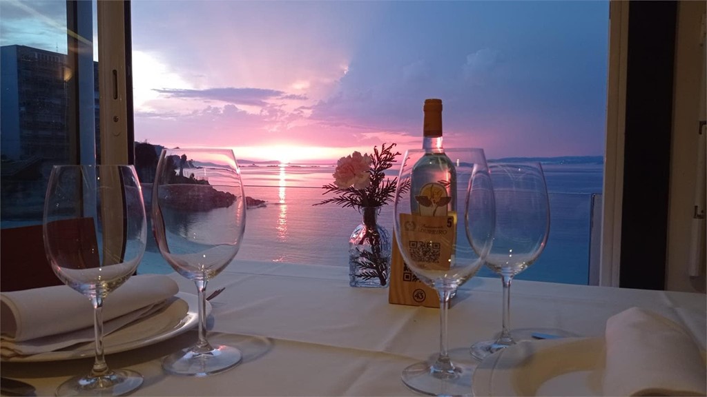 Reserve su mesa para comer con vistas al mar en Bueu