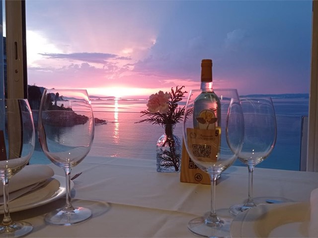 Reserve su mesa para comer con vistas al mar en Bueu